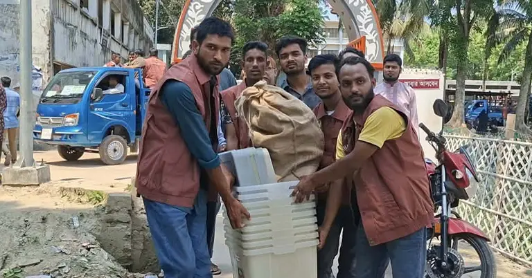 ভোটকেন্দ্রে পৌঁছচ্ছে নির্বাচনি সরঞ্জাম